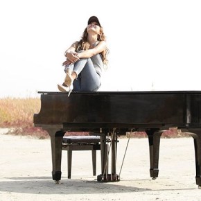 Song Review: Hyolyn – Love Like This (ft.&nbsp;Dok2)